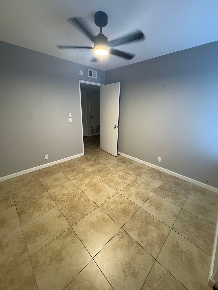201 Diamond Way photo 2
