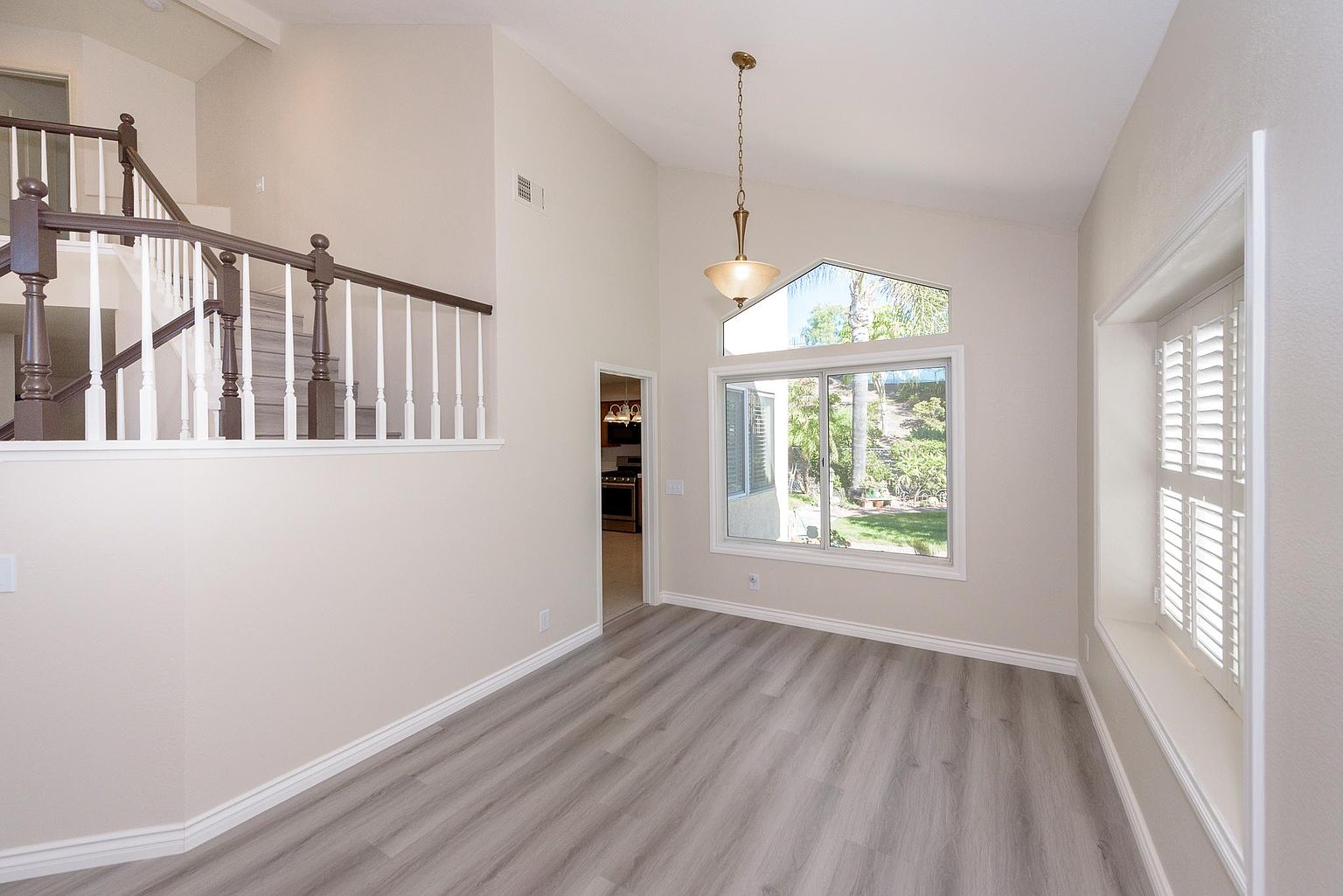 2076 Wedgewood Dr photo 3