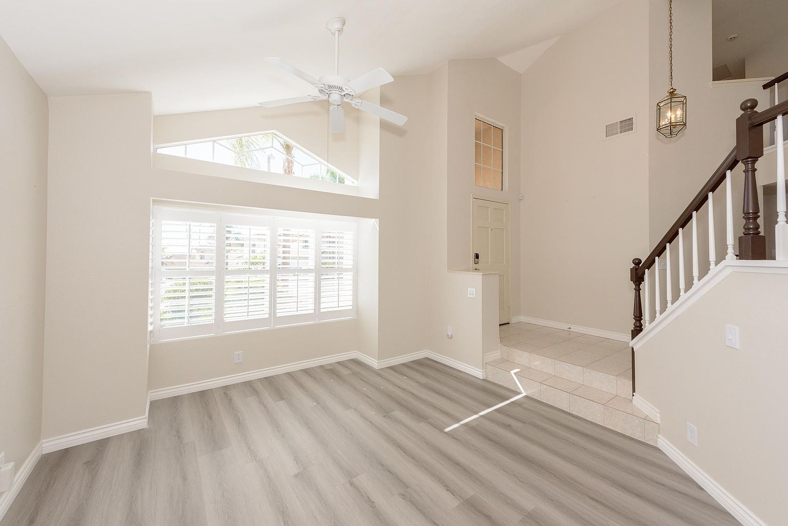 2076 Wedgewood Dr photo 2