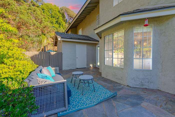 2892 Sanford Ln photo 2
