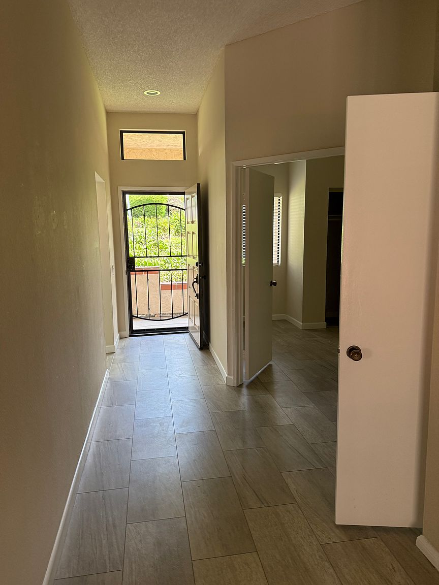 2814 Chatsworth Way photo 2