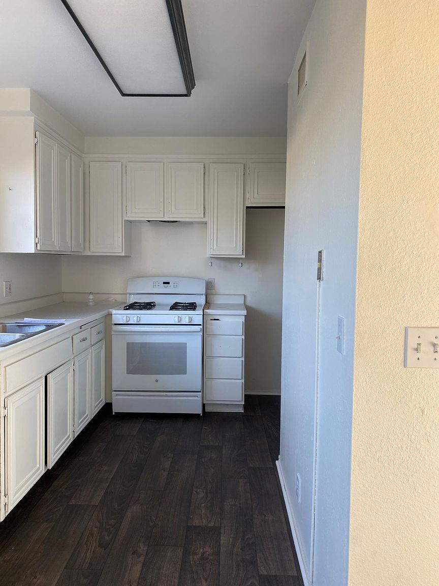 3565 Surf Pl photo 2