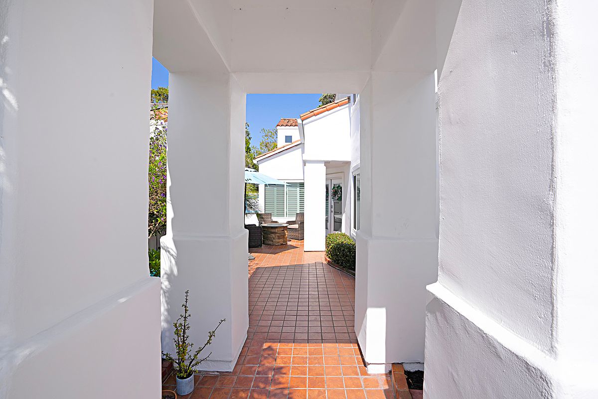 4958 Lerkas Way photo 4