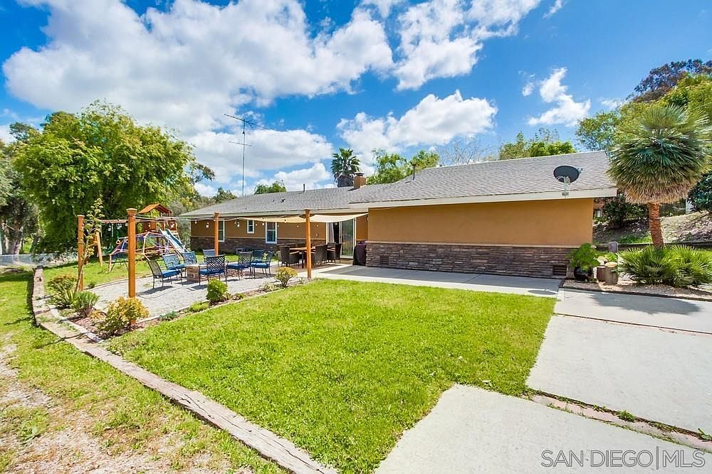 1566 La Vine Ln photo 2