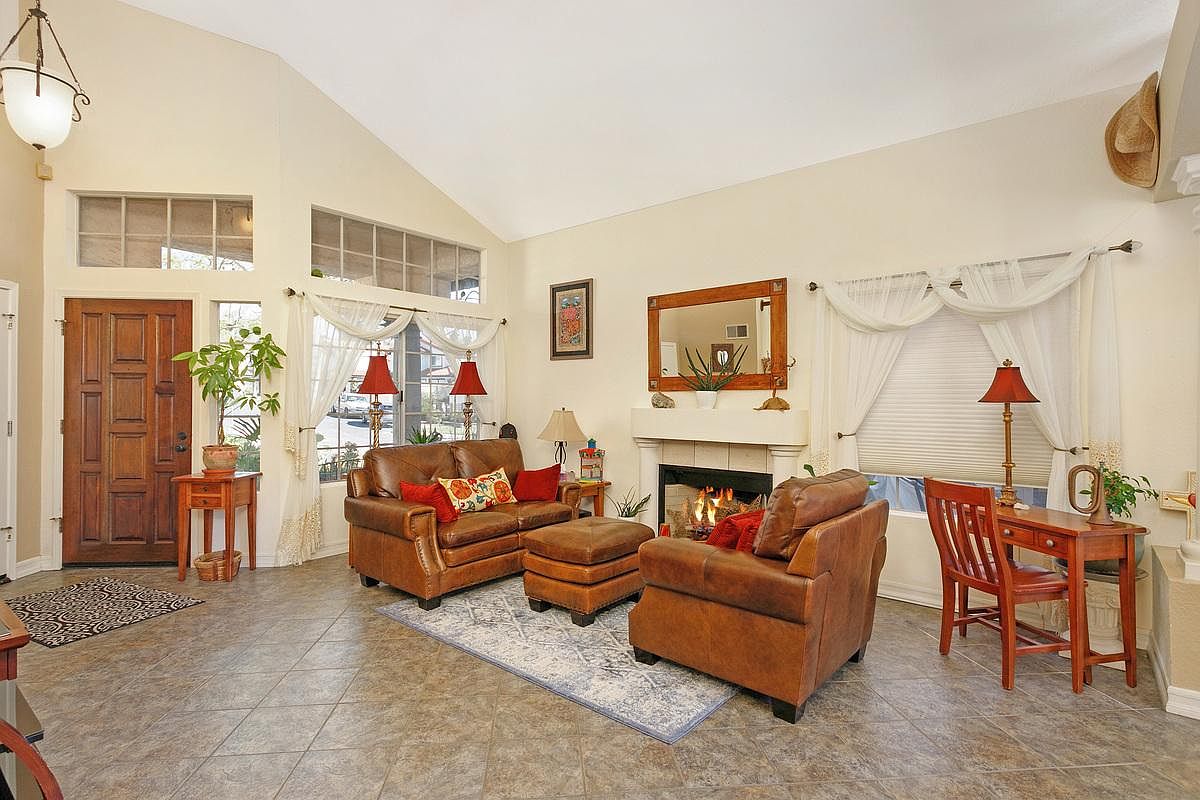 1565 Roma Dr photo 4