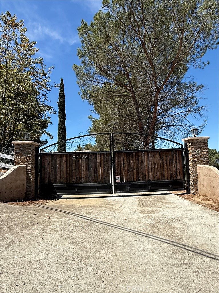27258 Kiavo Dr photo 2