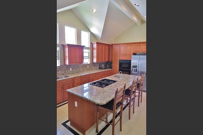 310 Tamarack Ave photo 2