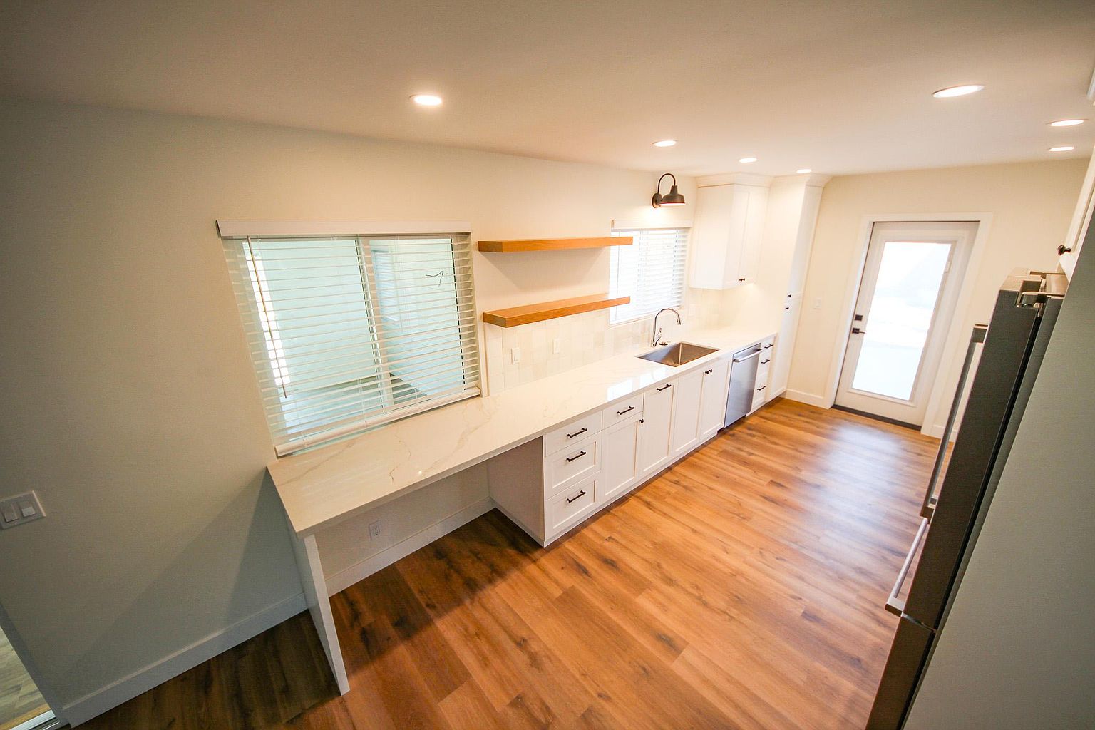 1550 Sunrise Cir photo 4