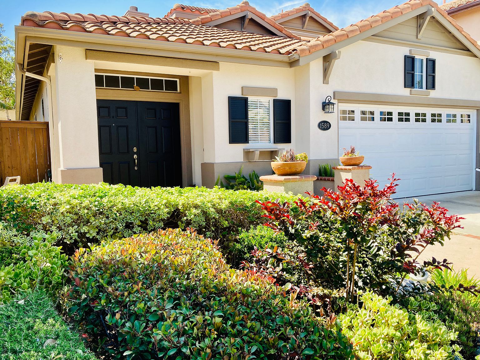 1589 Turquoise Dr photo 2