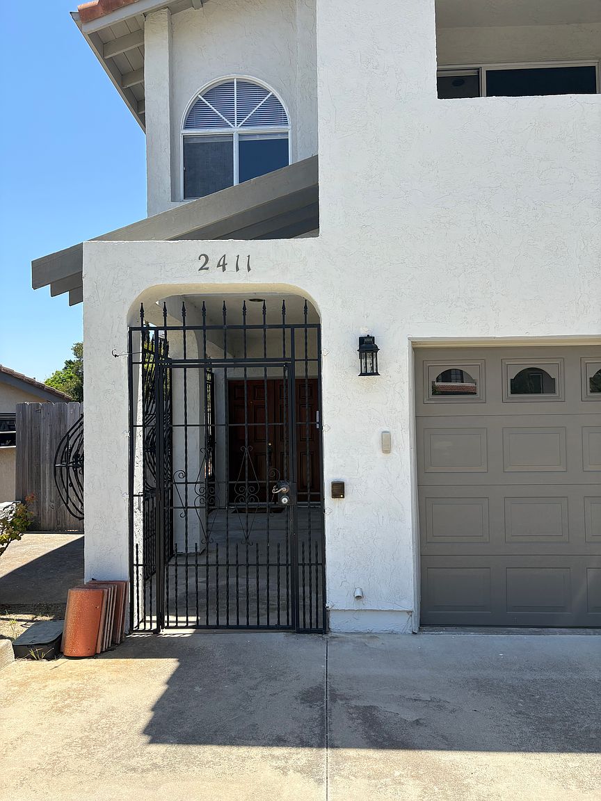 2411 Torrejon Pl Carlsbad, CA 92009 photo 2