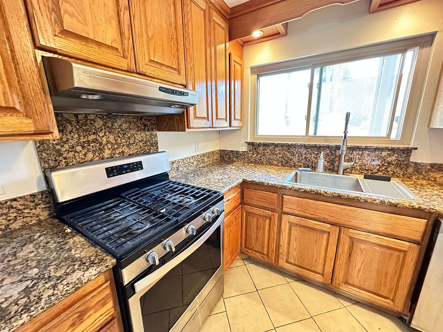 450 Poplar Ave photo 4