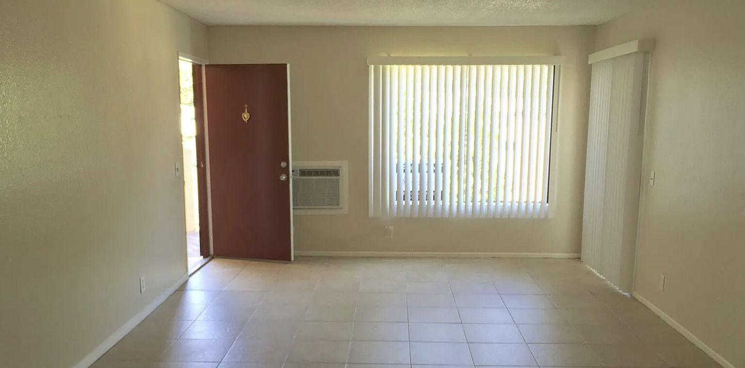 433 Autumn Dr photo 3