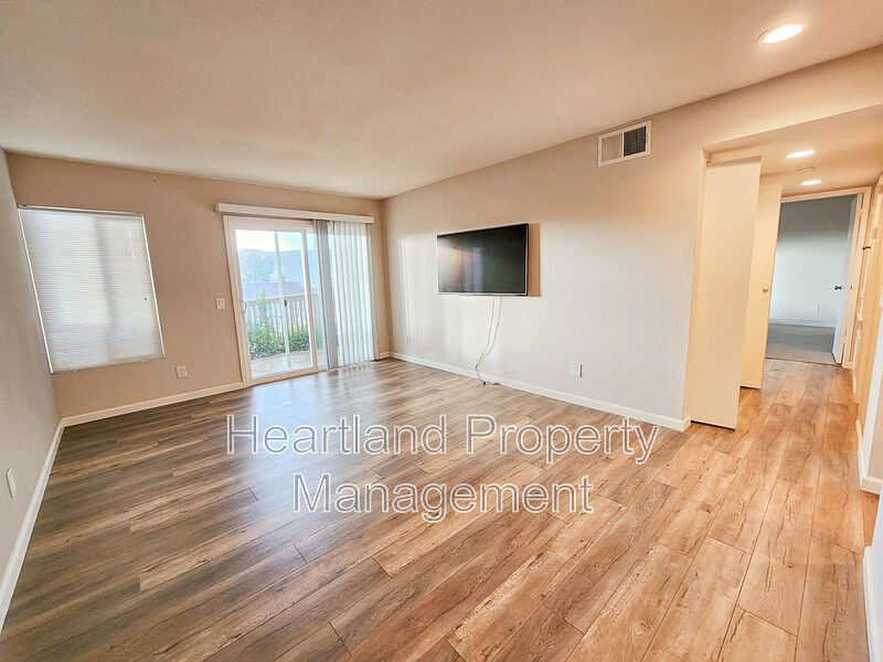906 S Rancho Santa Fe Rd photo 2