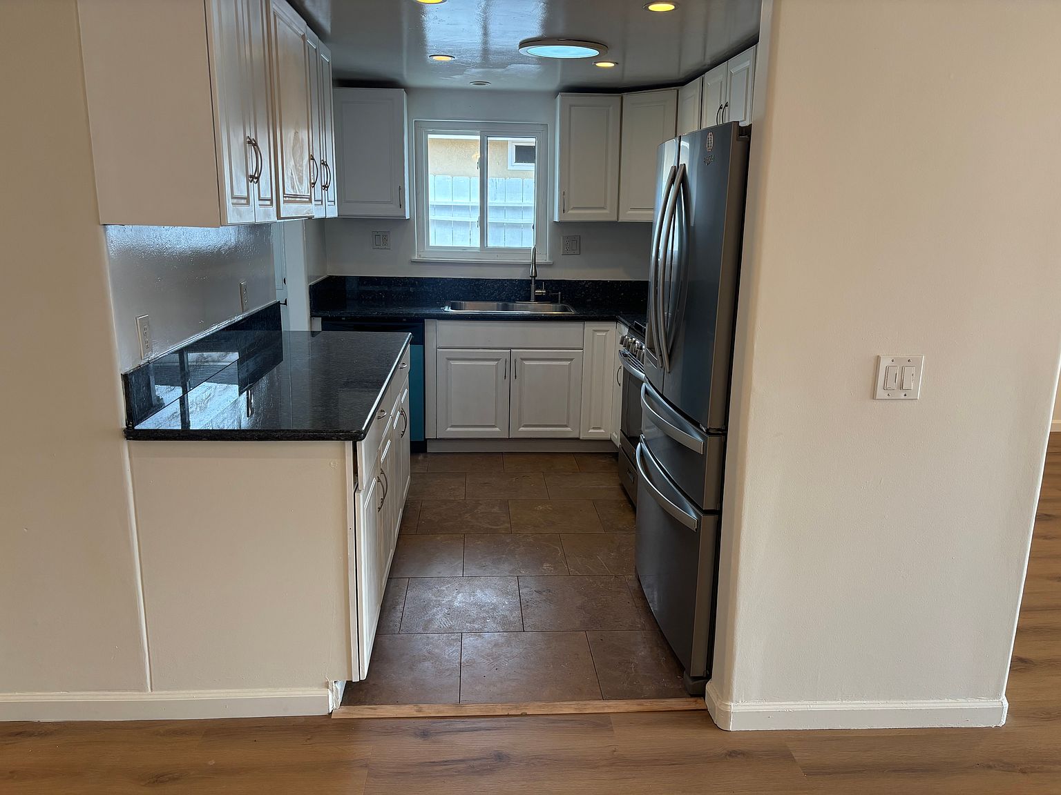 1906 Edith Dr photo 3
