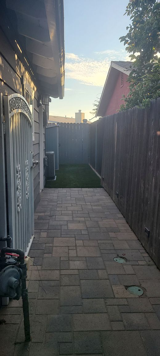 909 Begonia St photo 2
