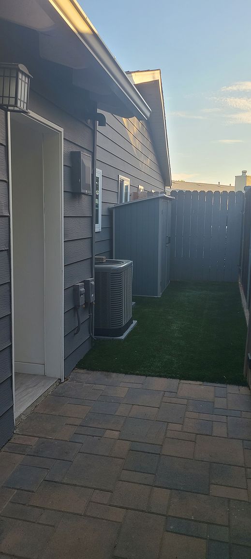 909 Begonia St photo 3