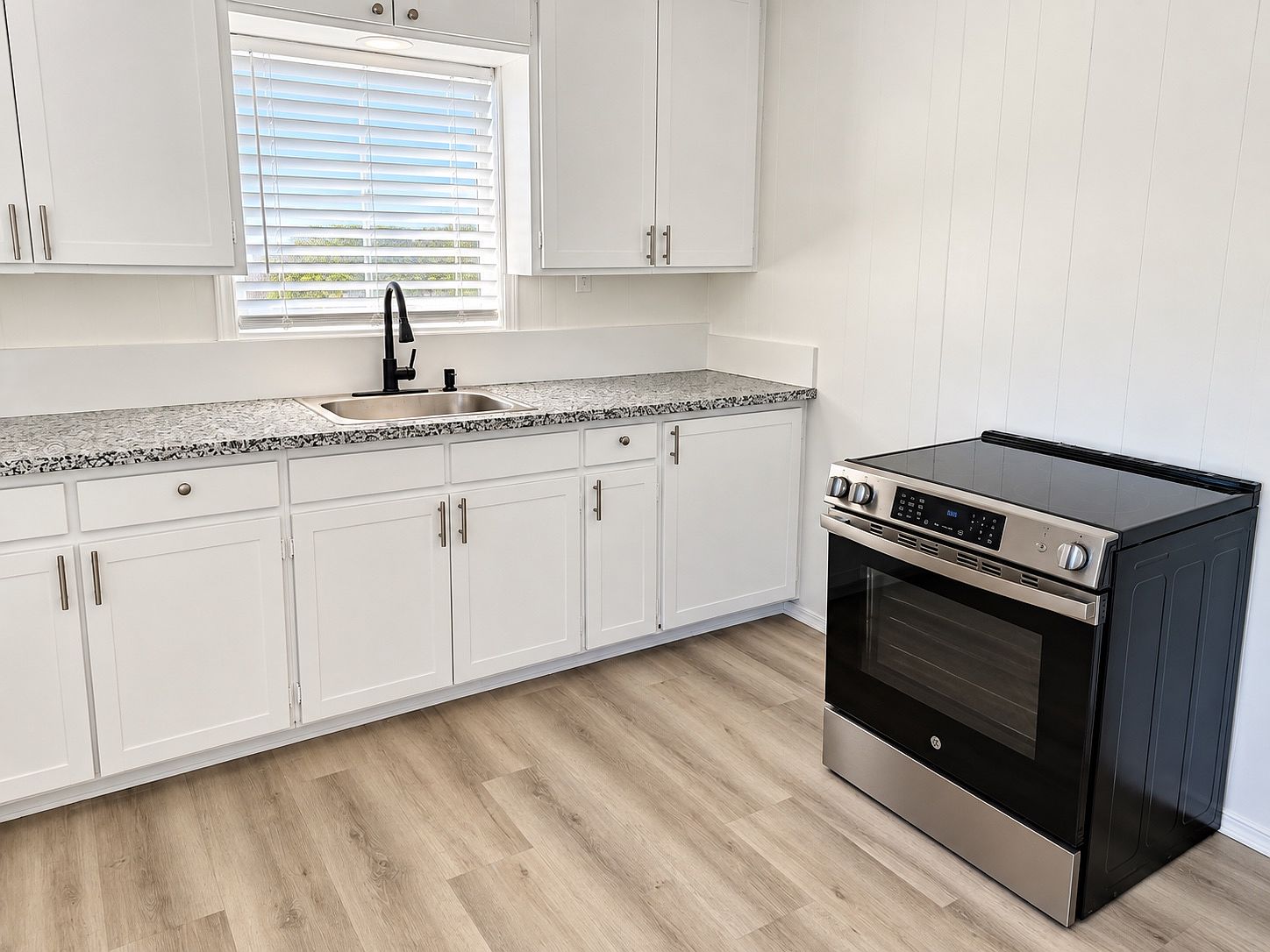 1671 S Iris Ln photo 2