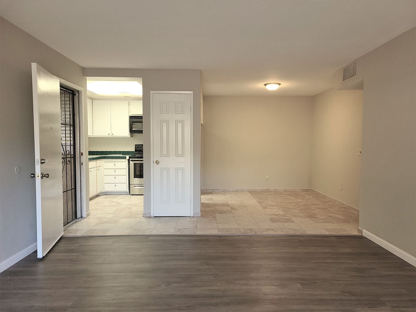 475 N Midway Dr photo 3
