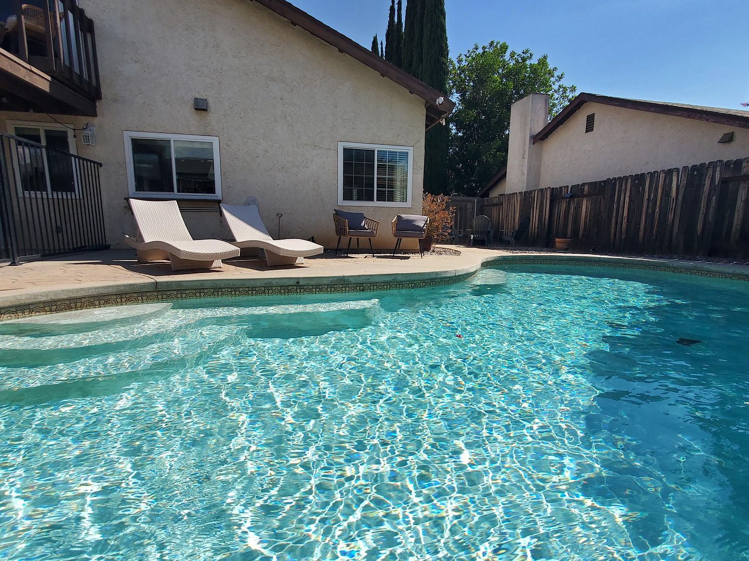 458 Las Brisas Dr photo 2