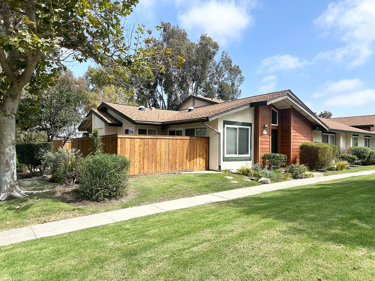 2035 Shadytree Ln photo 2