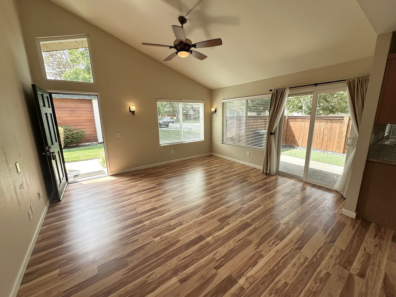 2035 Shadytree Ln photo 3