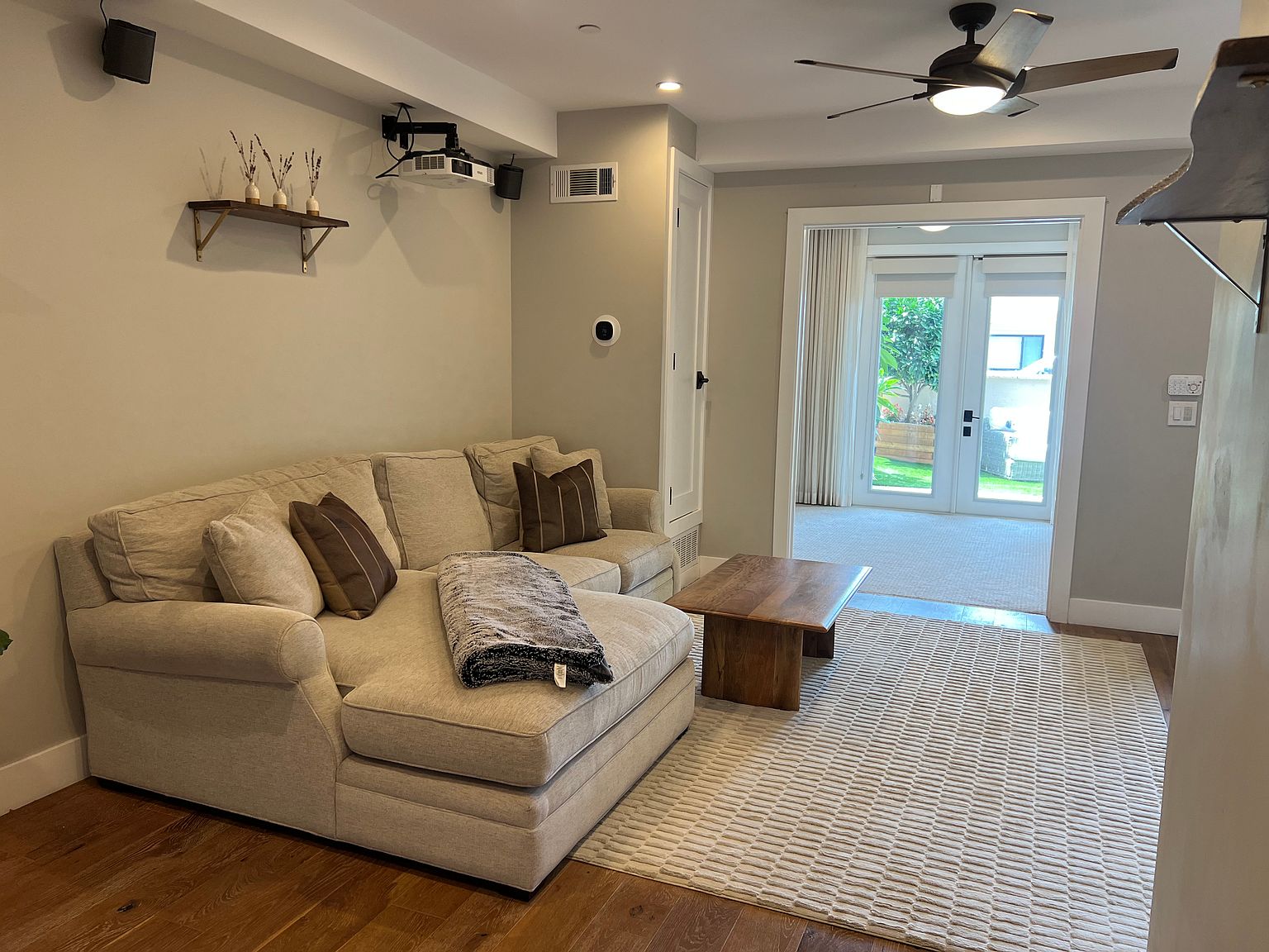 2111 Edinburg Ave