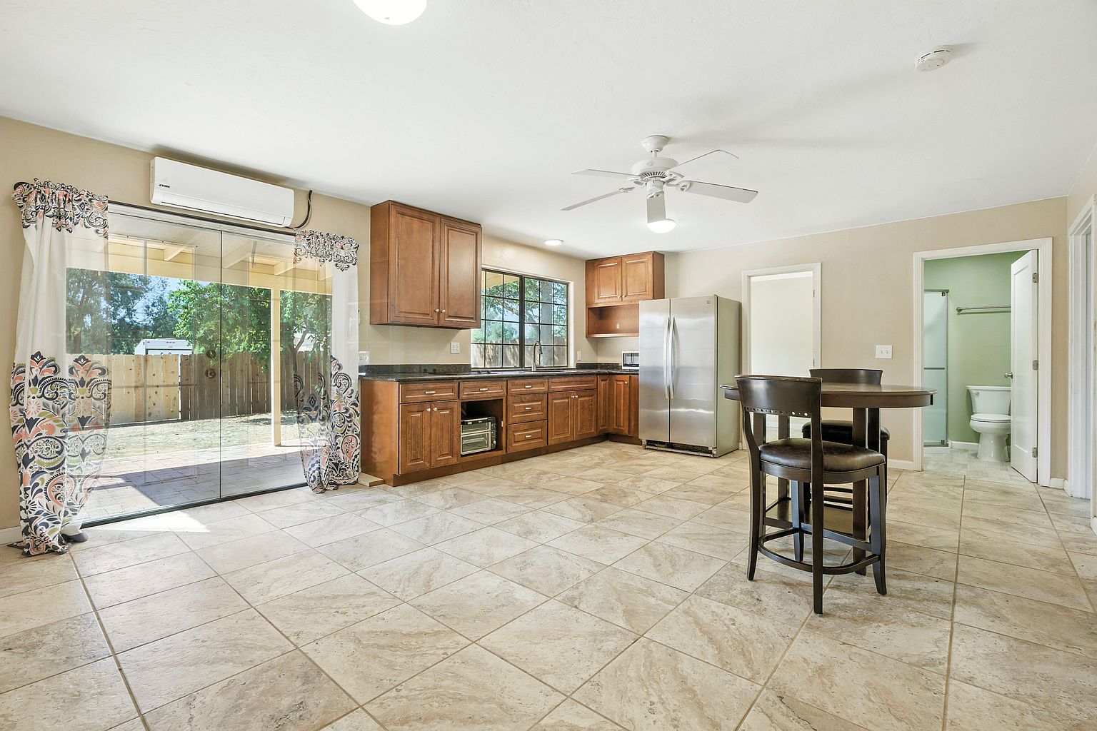 2030 Raymond Ave photo 4
