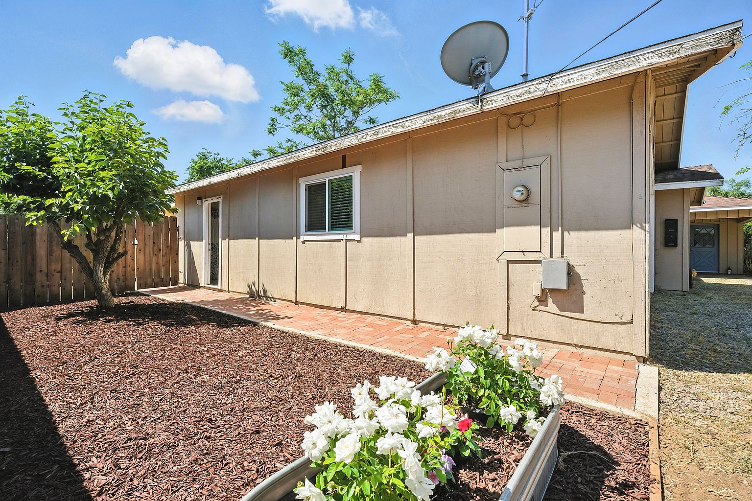 2030 Raymond Ave photo 2