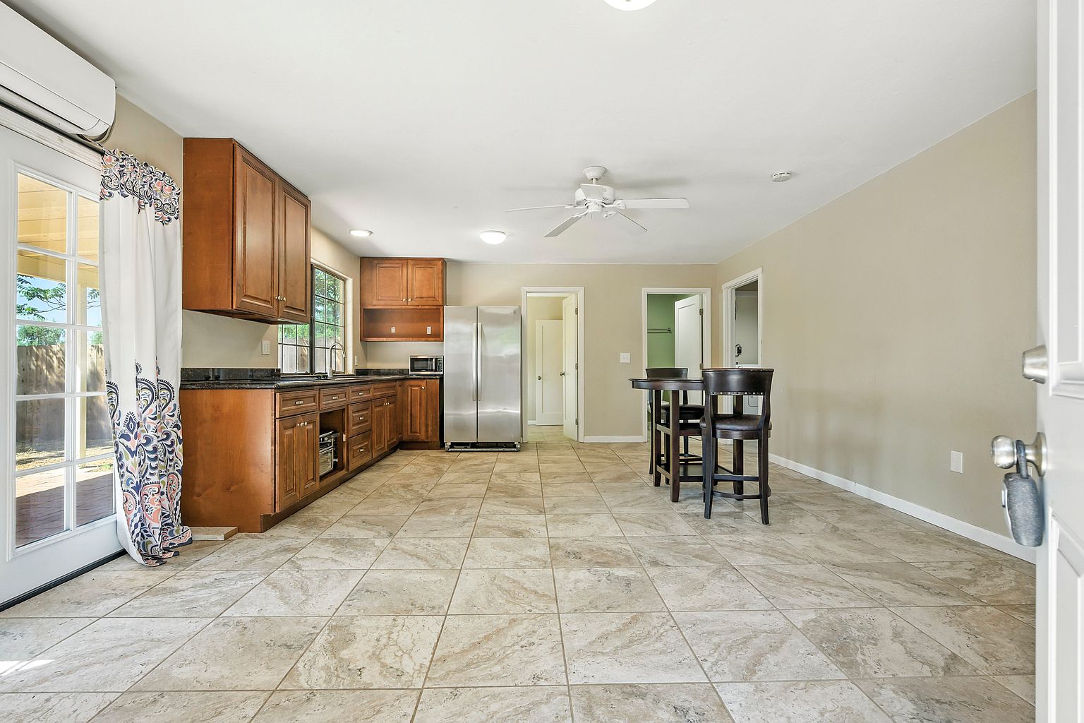 2030 Raymond Ave photo 3