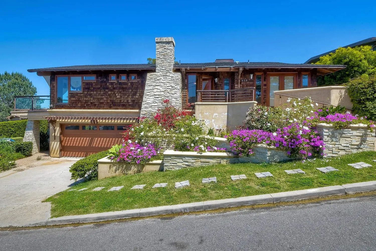 610 Amphitheatre Dr photo 2