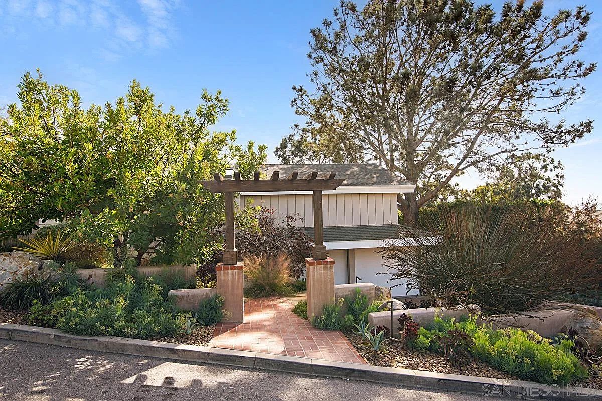573 Amphitheatre Dr photo 3