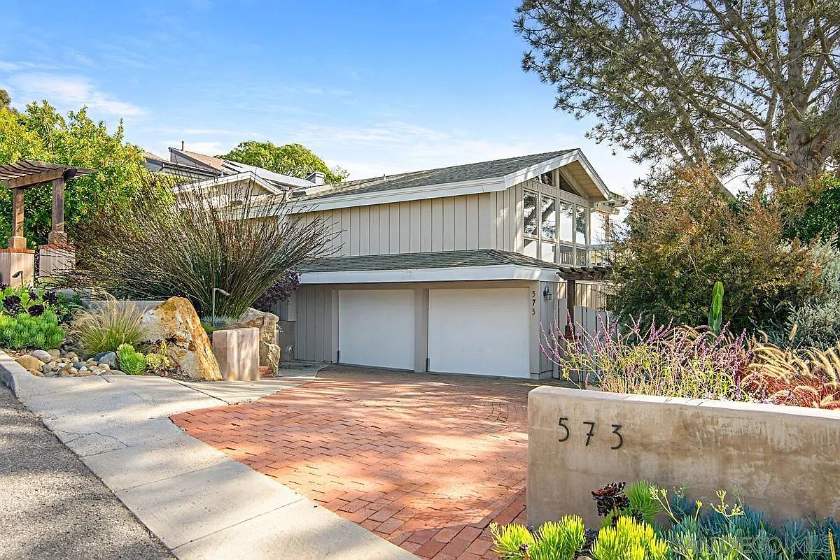 573 Amphitheatre Dr photo 2