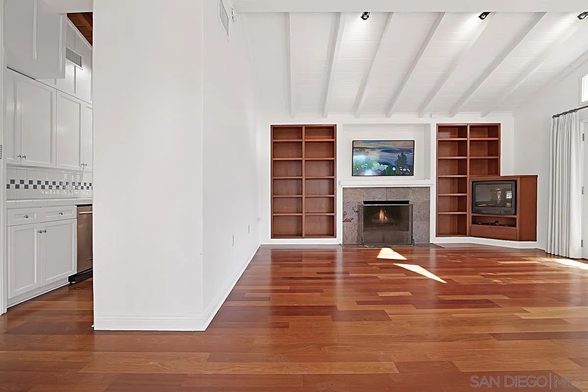 573 Amphitheatre Dr photo 5