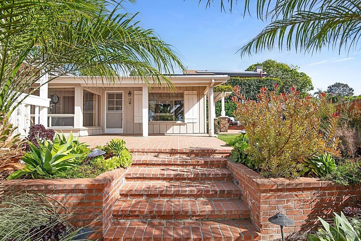 573 Amphitheatre Dr photo 4