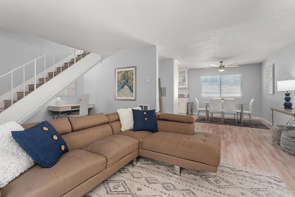 515 Stratford Ct photo 2