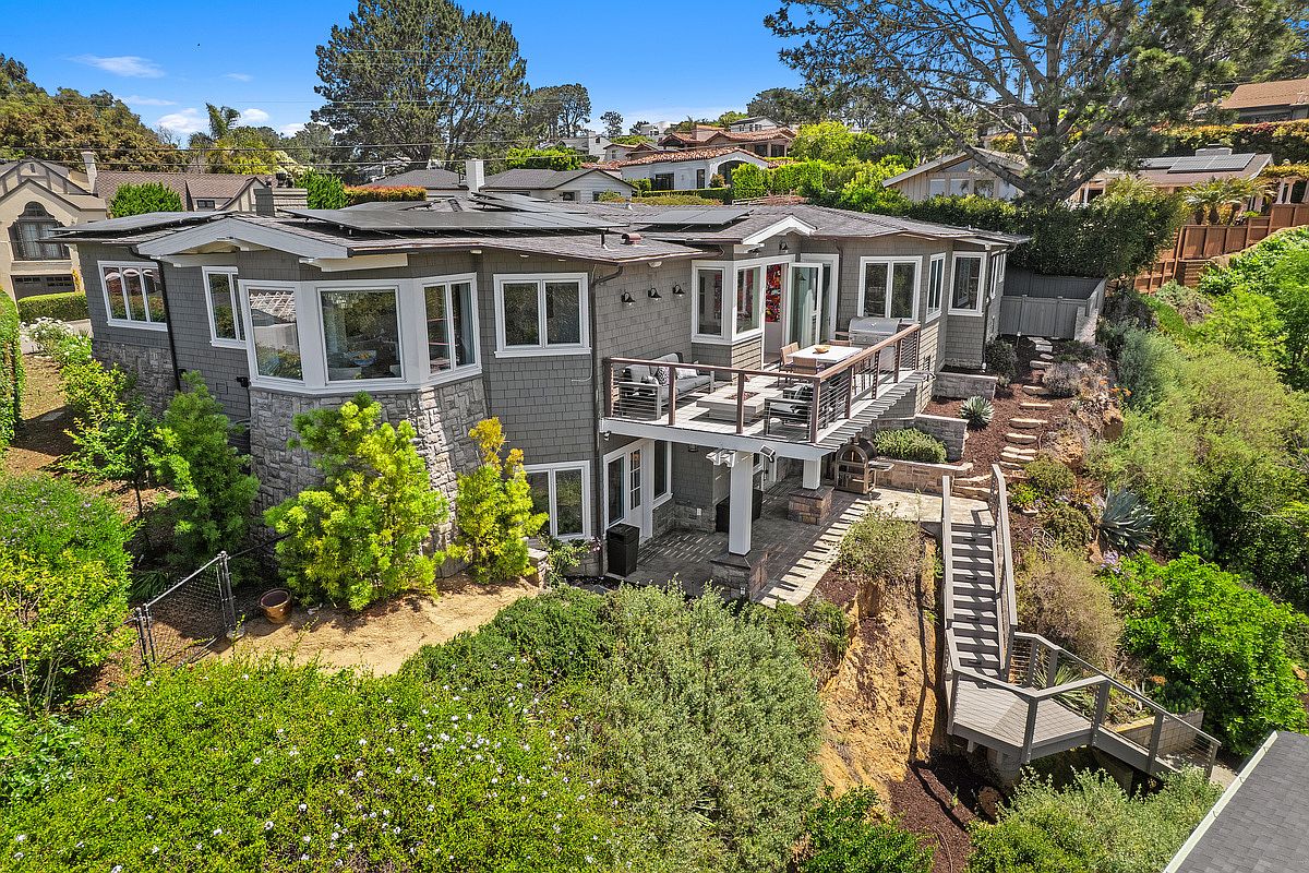 555 Amphitheatre Dr photo 2
