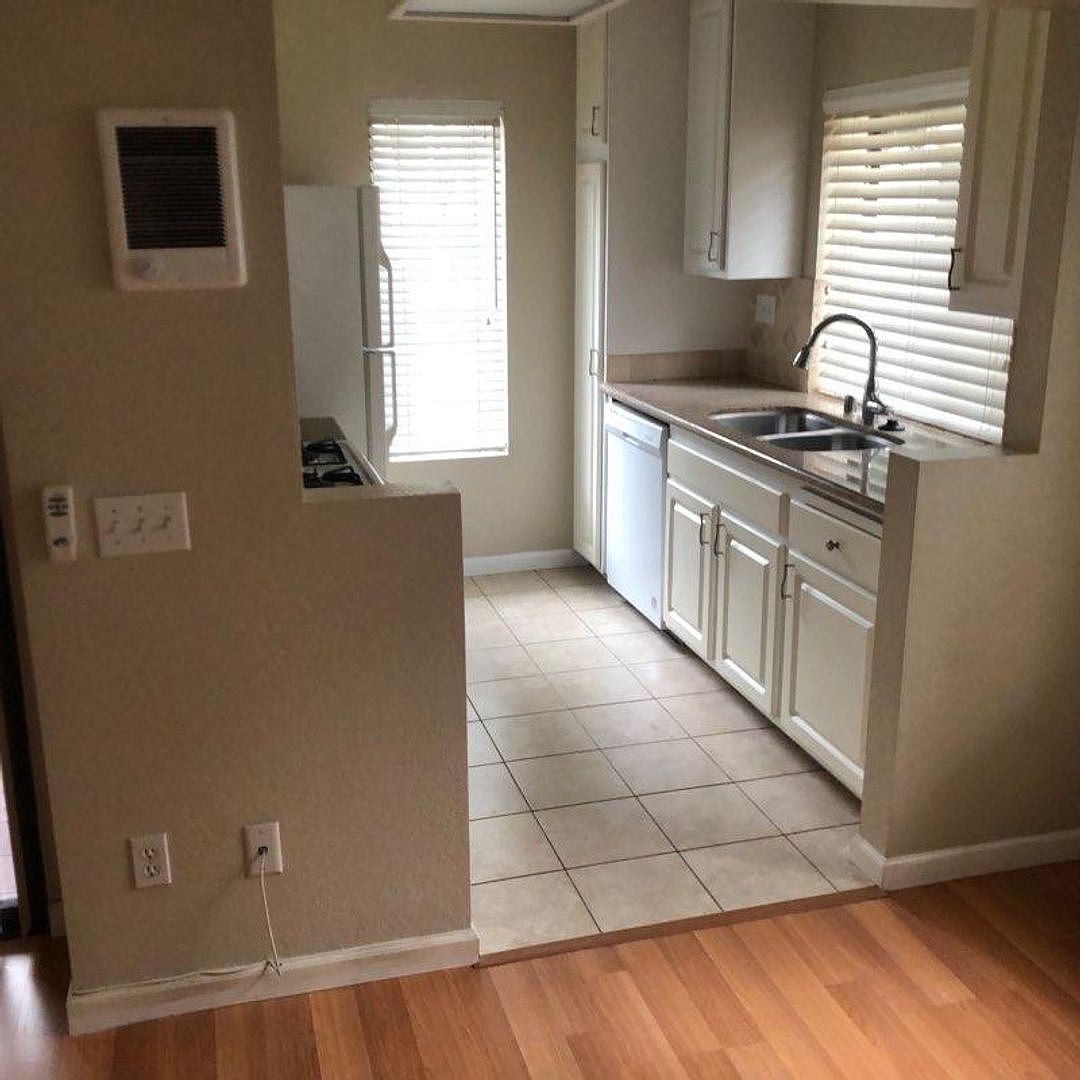 1-bd Condo With Designer Finishes &amp; Premium Upgrades photo 3