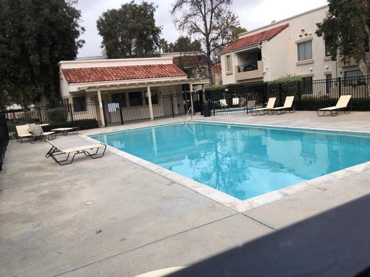 1-bd Condo With Designer Finishes &amp; Premium Upgrades photo 4