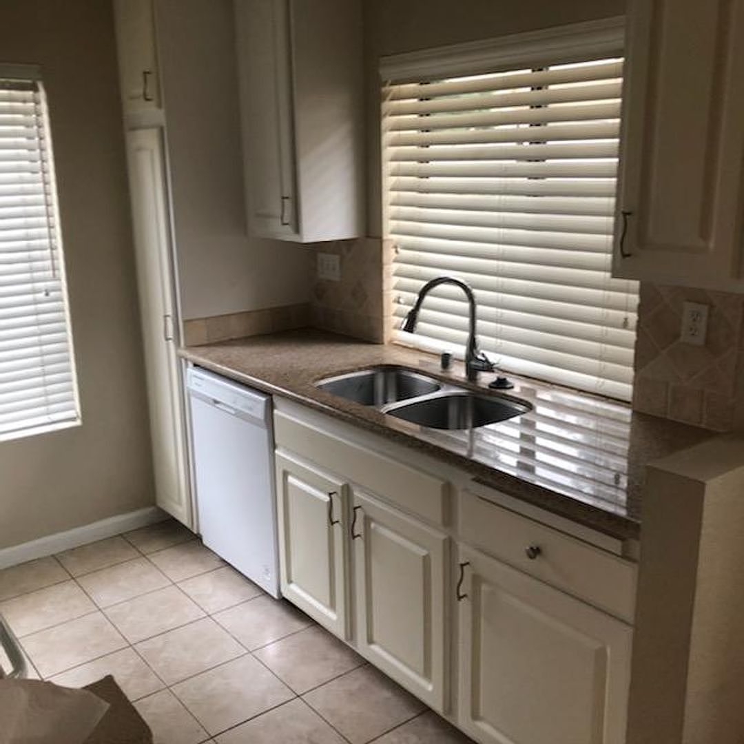 1-bd Condo With Designer Finishes &amp; Premium Upgrades photo 2