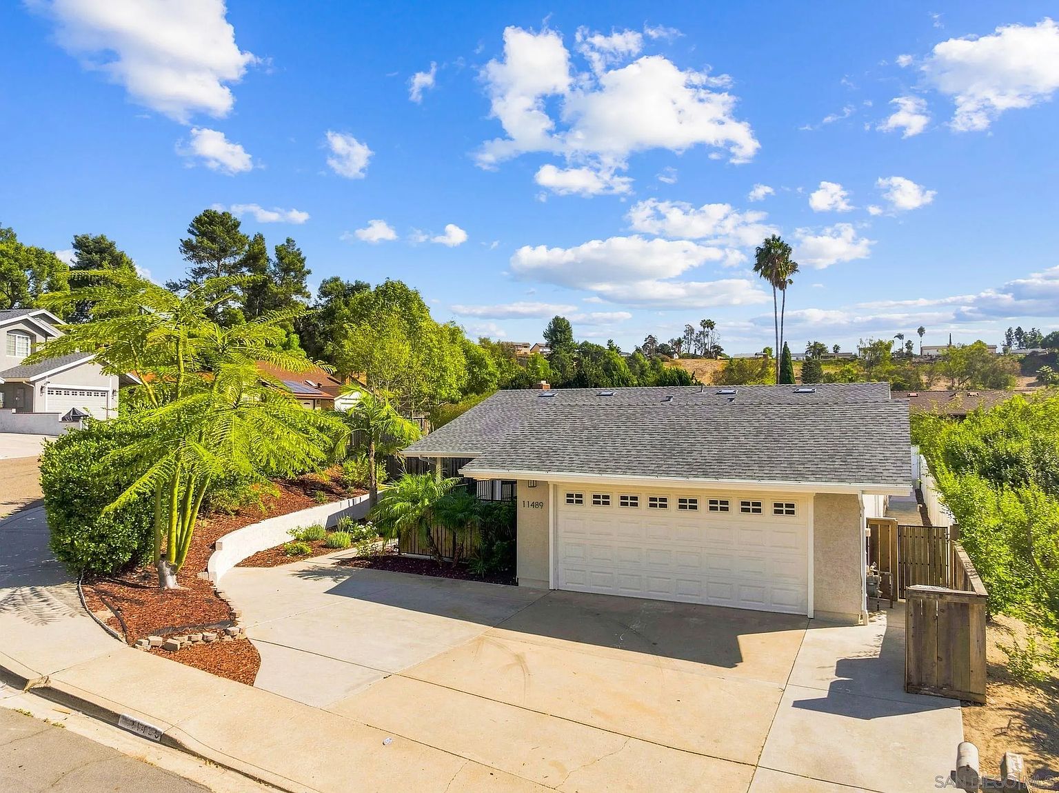 11489 Almazon St photo 4