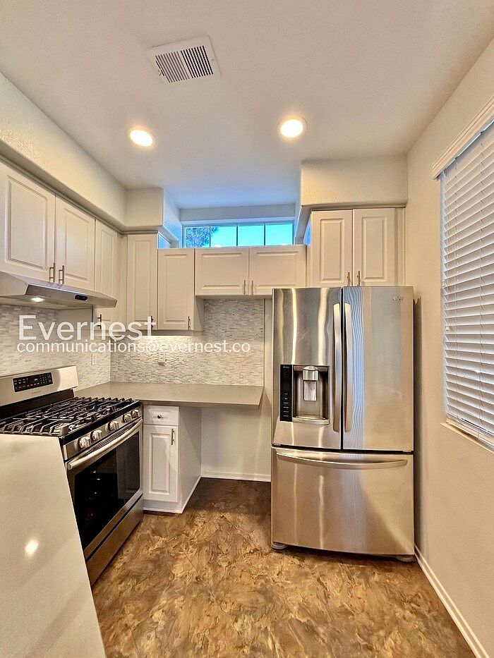 10796 Sabre Hill Dr photo 4
