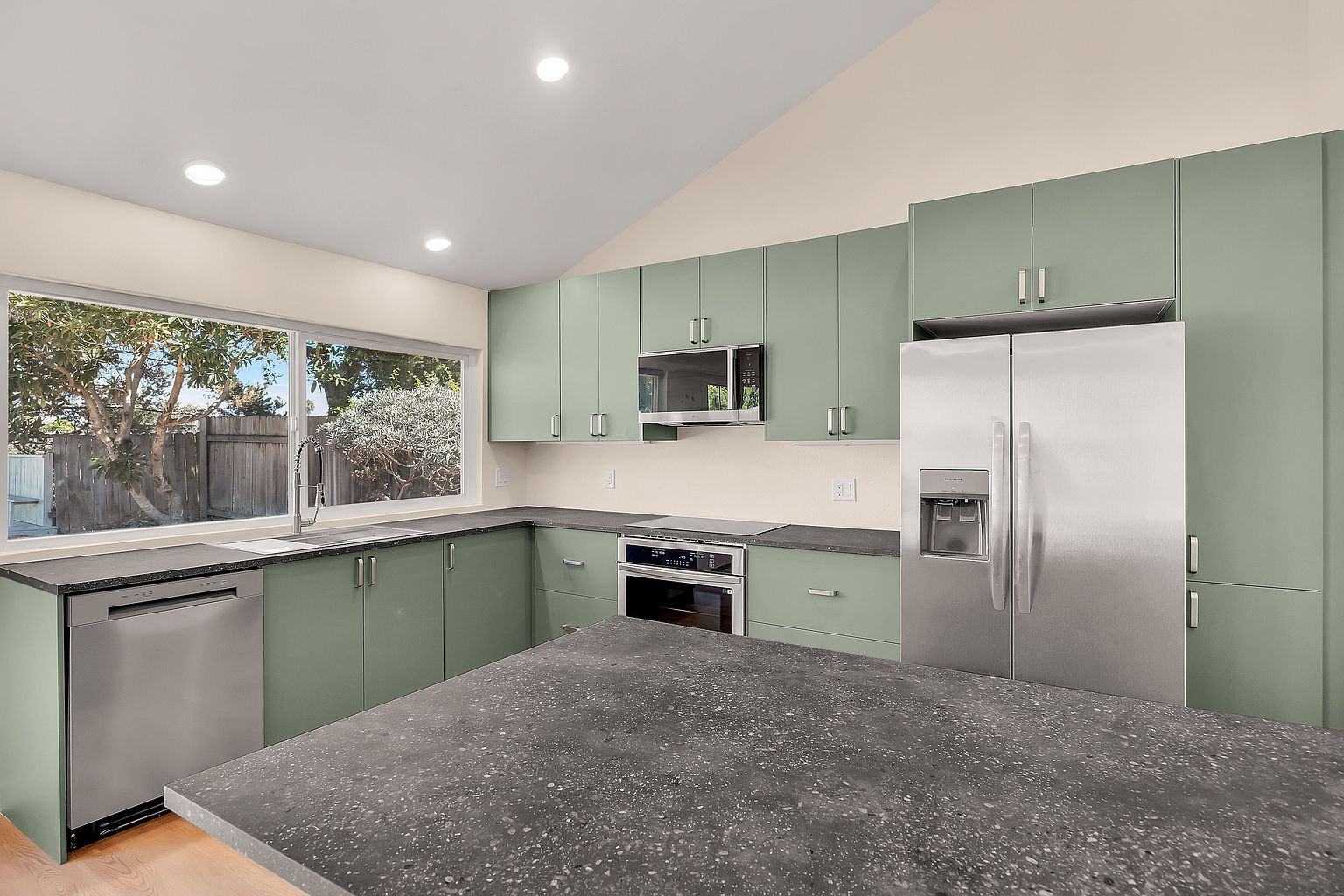 4592 Benhurst Ave photo 4