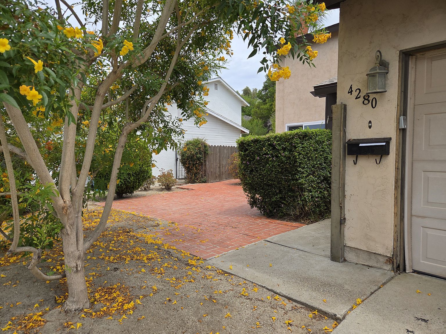 4280 Rous St photo 2