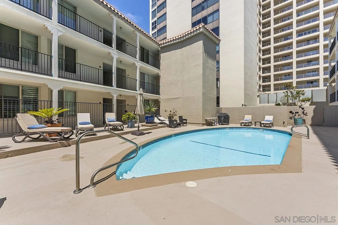909 Coast Blvd photo 3