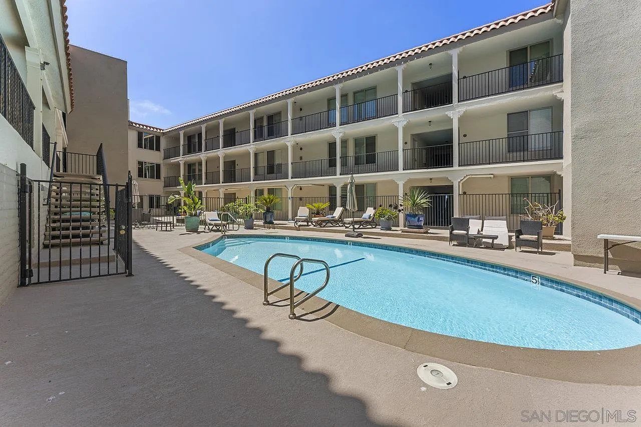 909 Coast Blvd photo 2