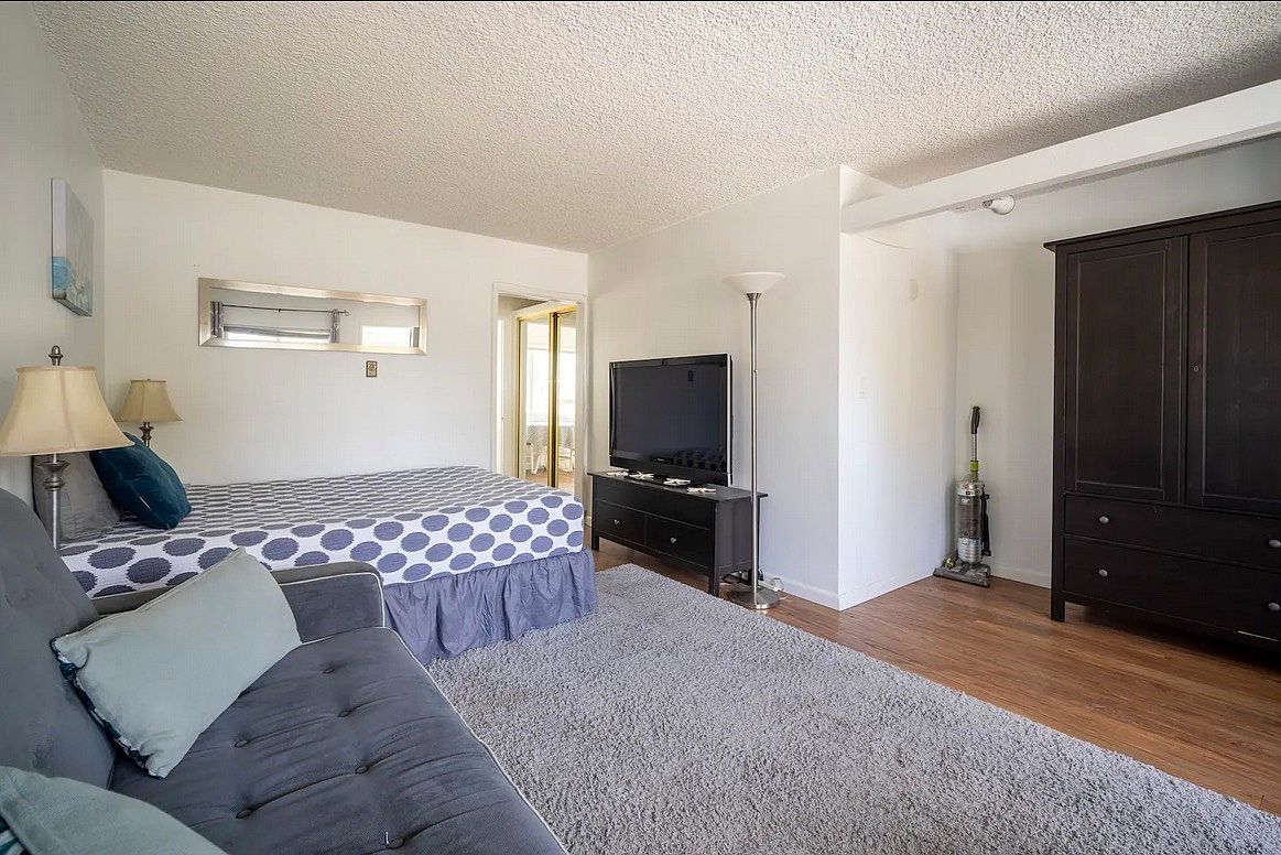 415 Gravilla St photo 3