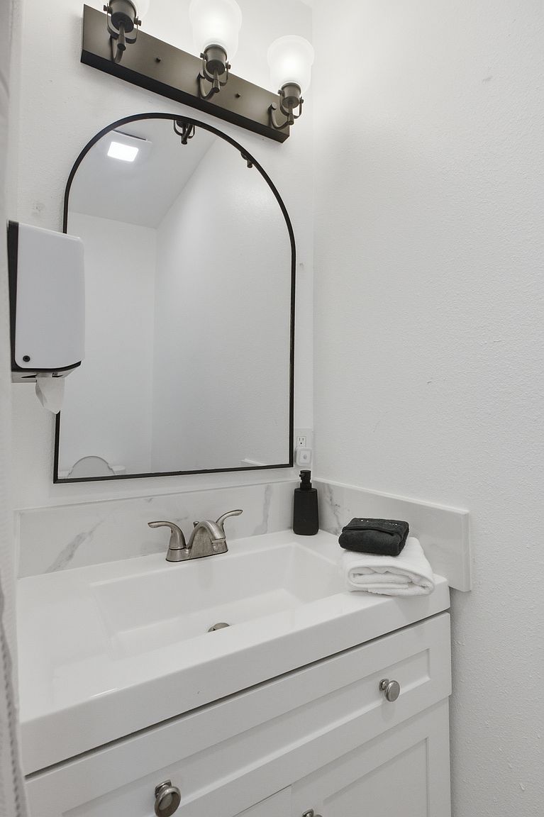 4652 Clairemont Dr photo 5