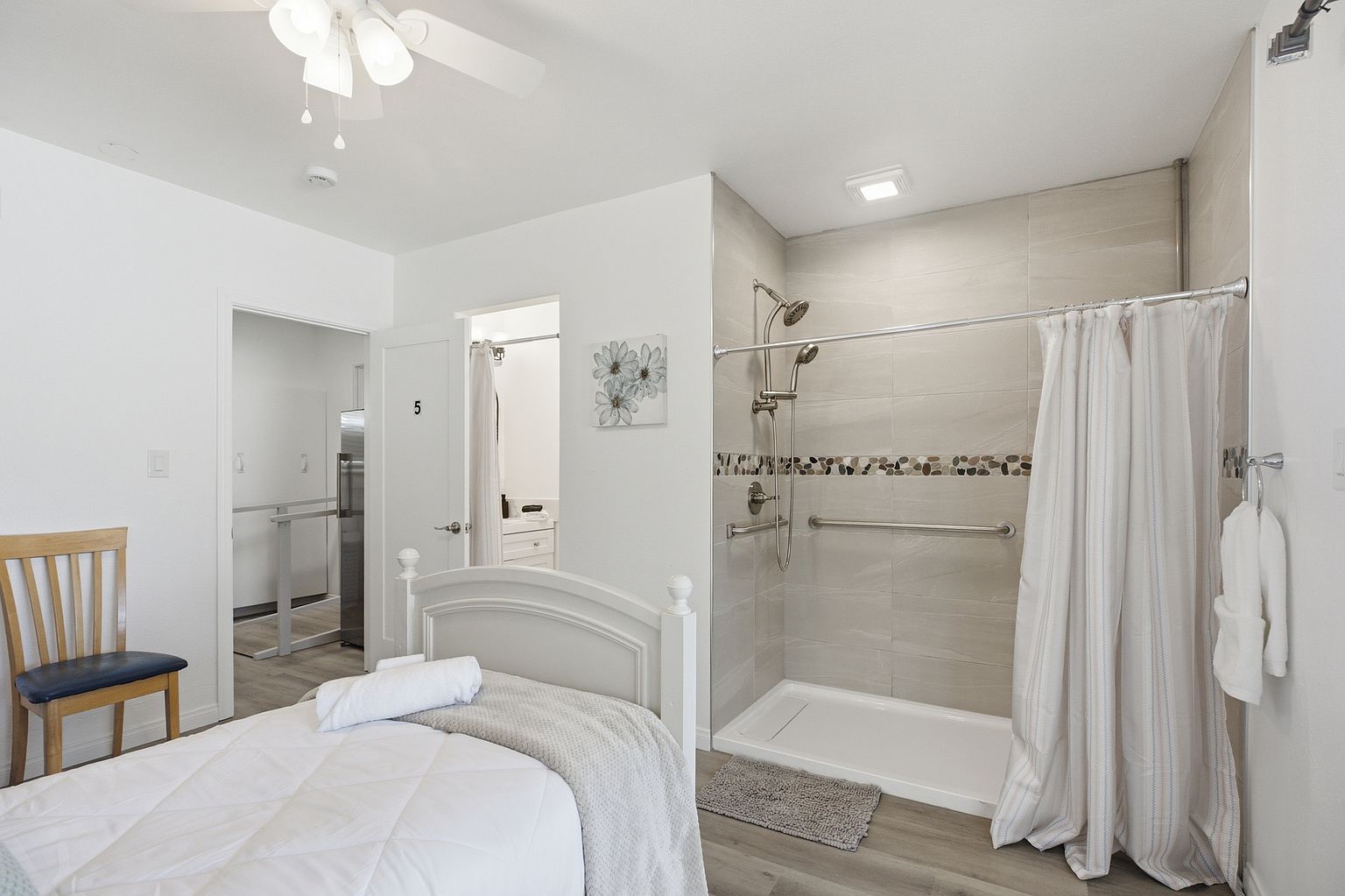4652 Clairemont Dr photo 3