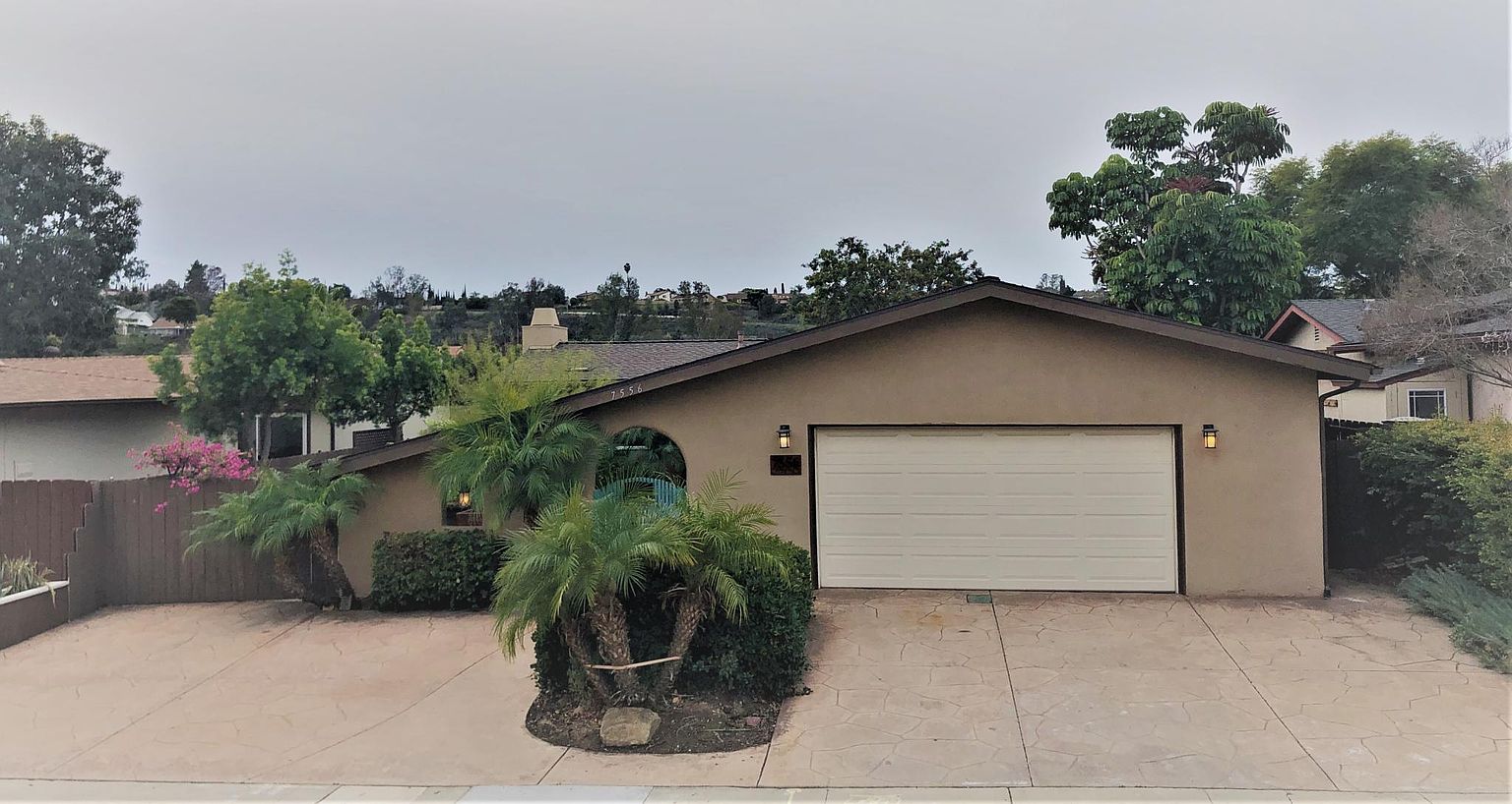 7556 Rowena St photo 2