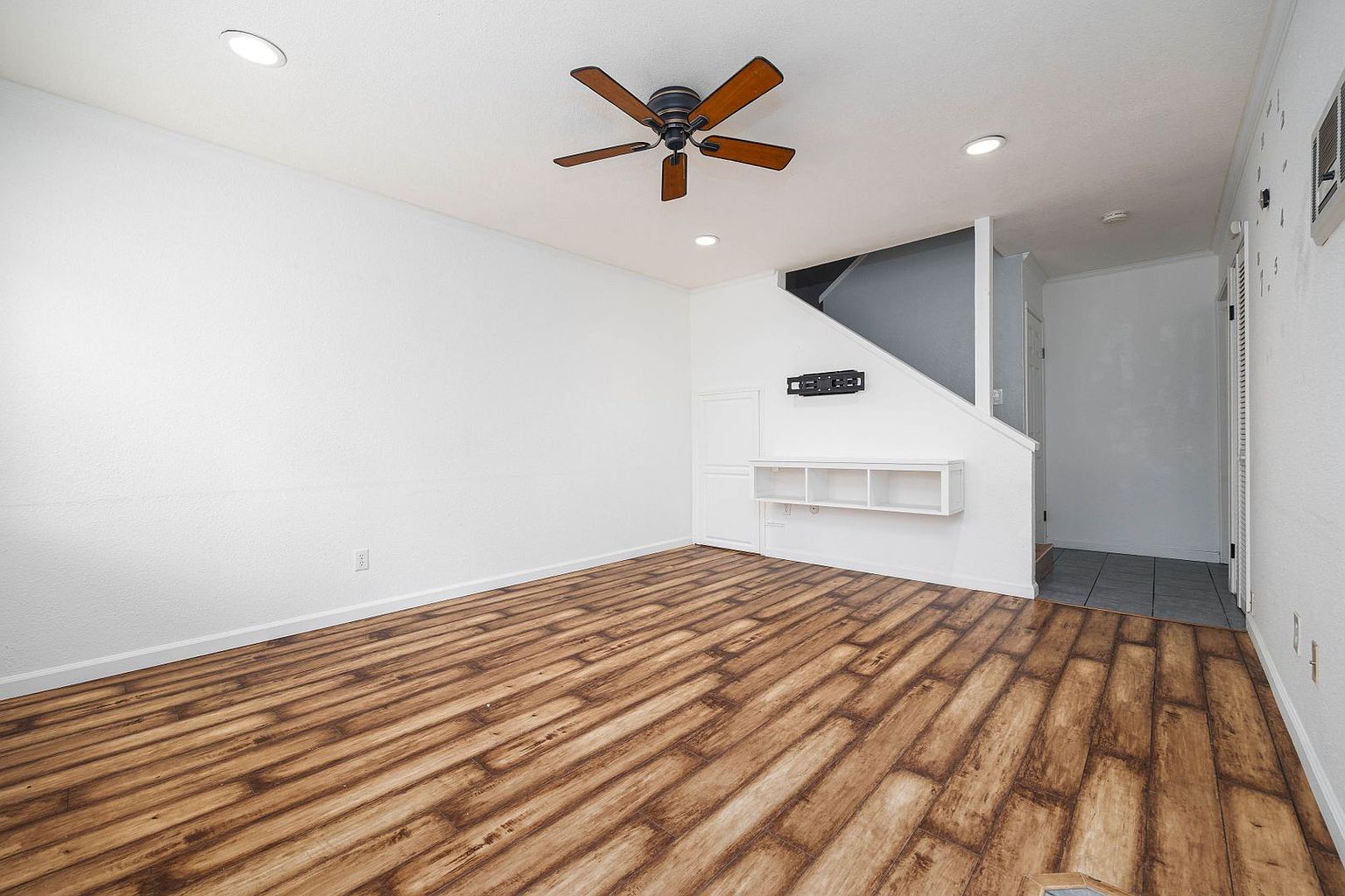 8138 Winter Gardens Blvd photo 3
